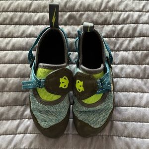 Evolv Climbing Shoes, Size 13